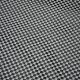 Eine strukturierte schwarz-grau gemusterte Oberfläche, die einem gewebten Stoff ähnelt, mit einem gitterartigen Design.