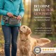 Eine Person mit einer grauen Bauchtasche, die Hundeleckerlis, ein Telefon, Schlüssel, einen Tennisball und eine Leine hält. Der Text oben sagt "ALLES WAS DU BRAUCHST."