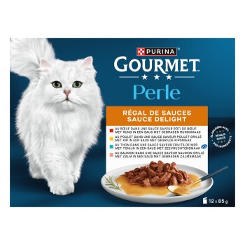 Boîte de nourriture pour chats Purina Gourmet Perle avec un chat blanc à poil long, une assiette de viande en sauce et l'étiquette «Régal de Sauces / Sauce Delight».