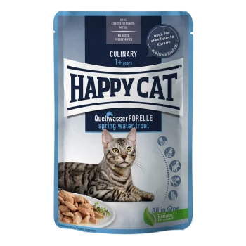 Verpackung für Katzenfutter mit einer grauen getigerten Katze, mit der Aufschrift 'Happy Cat Culinary 1+ Jahre', mit 'Quellwasserforelle' und 'ohne Zusatzstoffe'.