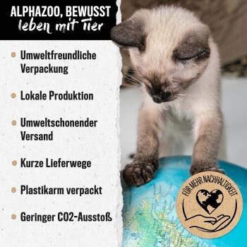 Ein Siamkätzchen spielt mit einem Globus, umgeben von umweltfreundlichem Text und einem runden Logo mit der Aufschrift "FÜR MEHR NACHHALTIGKEIT."