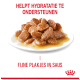 Natte huisdiervoeding op een wit bord met mals vlees in saus, met de tekst 'Helpt hydratatie te ondersteunen' en 'Fijne plakjes in saus.'