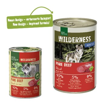 Zwei Dosen Haustierfutter: eine kleinere beschriftet mit 'Wilderness Pure Beef' (93% Fleisch) und eine größere Dose (95% Fleisch) mit einem Wolf-Bild und 'Neues Design!' Banner.