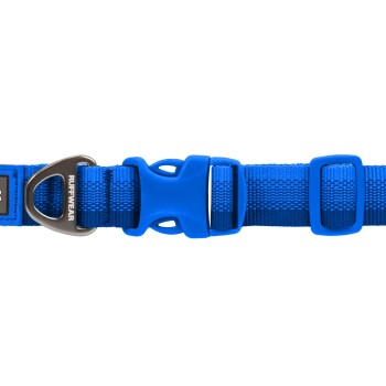 Blauer Hundehalsband mit einem Metall-D-Ring und einer Kunststoffschnalle, mit dem Logo "RUFFWEAR" auf einem schwarzen Etikett.