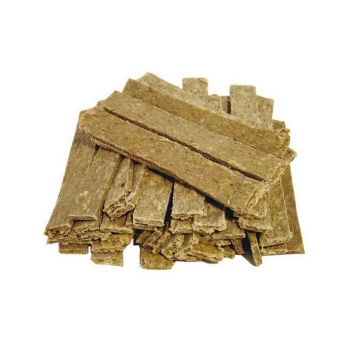 Ein Haufen brauner, rechteckiger Haustierleckerlis, die unordentlich gestapelt sind und getrocknetem Fleisch oder Jerky ähneln, auf einem weißen Hintergrund.