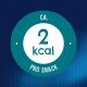 Okrągła, tealowa etykieta z białym środkiem wyświetlająca tekst '2 kcal' i 'PRO SNACK', na ciemnoniebieskim tle.