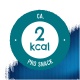 Rond teal label met witte center dat '2 kcal' en 'PRO SNACK' tekst weergeeft, tegen een donkerblauwe achtergrond.