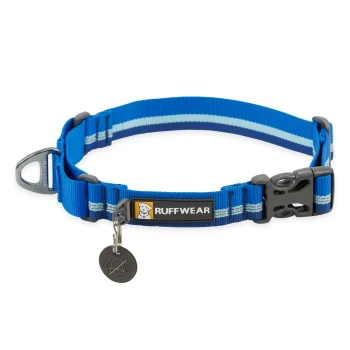 Blauer Hundehalsband mit reflektierenden Streifen, mit einem schwarzen 'RUFFWEAR'-Logo und einem Anhänger mit einem Symbol ohne Glocke.