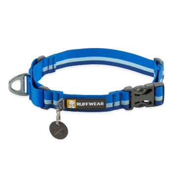 Blauer Hundehalsband mit reflektierenden Streifen, mit einem schwarzen 'RUFFWEAR'-Logo und einem Anhänger mit einem Symbol ohne Glocke.