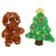 Jouets en peluche pour animaux en forme d'homme en pain d'épice souriant et d'arbre de Noël décoré avec une étoile jaune au sommet.