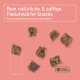 Rein natürliche und saftige Fleischwürfel-Snacks auf einem rosa Hintergrund, mit einer Größenreferenz, die anzeigt, dass jeder Würfel ungefähr 1 cm groß ist.
