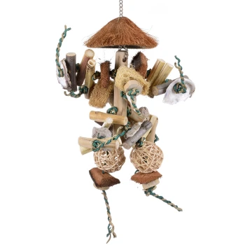 Buntes Vogelspielzeug aus natürlichem Holz, Kokosfasern und geflochtenen Bällen, entworfen für Haustiere, um zu kauen und zu spielen.