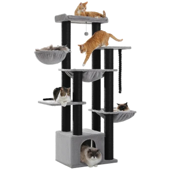 Ein mehrstöckiger Katzenbaum mit fünf Plattformen, auf dem zwei orangefarbene Tabby-Katzen, eine Calico und eine flauschige weiße Katze aus einem Versteck hervorlugen.