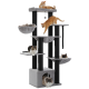 Ein mehrstöckiger Katzenbaum mit fünf Plattformen, auf dem zwei orangefarbene Tabby-Katzen, eine Calico und eine flauschige weiße Katze aus einem Versteck hervorlugen.