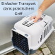 Weiß-graue Transportbox für Haustiere, in der Hand gehalten; sichtbarer Text 'Einfacher Transport dank praktischem Griff'.