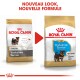 Deux sacs de nourriture pour chiens Royal Canin étiquetés 'Junior Yorkshire Terrier' et 'Puppy Yorkshire Terrier', avec 'NOUVEAU LOOK, NOUVELLE FORMULE' au-dessus.