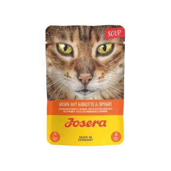 Katzenfutterbeutel mit einer Nahaufnahme eines Katzenkopfes, beschriftet mit "Huhn mit Karotte & Spinat," "Suppe," und "Getreidefrei," hergestellt in Deutschland.