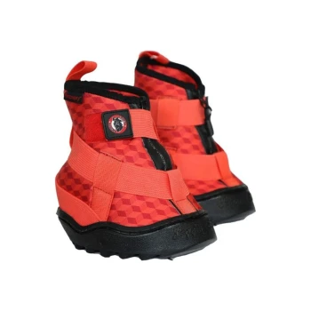 Rote Haustierstiefel mit geometrischem Muster, mit verstellbaren Riemen und einer schwarzen Gummisohle für Traktion.