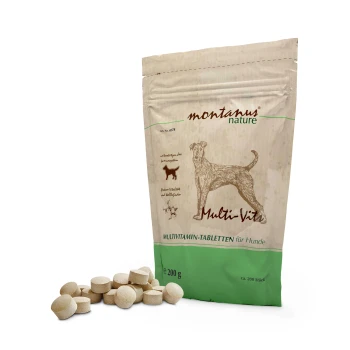 Eine Tüte montanus nature Multi-Vit Multivitamin-Tabletten für Hunde, mit einer Hundegrafik auf der Vorderseite, umgeben von mehreren Tabletten.