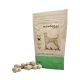 Eine Tüte montanus nature Multi-Vit Multivitamin-Tabletten für Hunde, mit einer Hundegrafik auf der Vorderseite, umgeben von mehreren Tabletten.