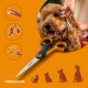 Fiskars-Tierpflegescheren vor orangefarbenem Hintergrund mit Person, die das Gesicht eines lockigen braunen Hundes trimmt, 'FISKARS'-Logo.