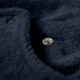 Nahaufnahme einer weichen, marineblauen Haustierdecke mit einem sichtbaren silbernen Druckknopf, die ihre plüschige Textur zeigt.