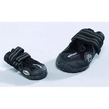 Dwa czarne buty dla zwierząt z regulowanymi paskami, jeden większy i jeden mniejszy, prezentowane na jasnym tle.