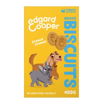 Die Verpackung der Edgard Cooper Bravo Biscuits zeigt einen braunen und grauen Cartoon-Hund mit "Crunch Crunch" und "Kein Zuckerzusatz, wirklich."
