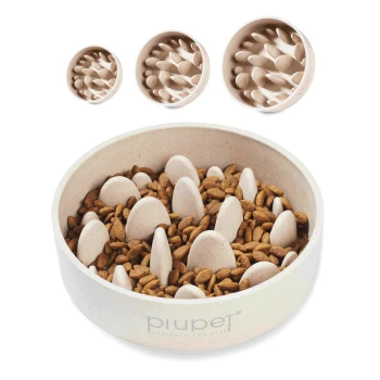 Eine Haustierfutterschüssel mit einem einzigartigen Design mit erhöhten, kieselartigen Strukturen, gefüllt mit braunem Kibble, beschriftet mit 'piupet.'