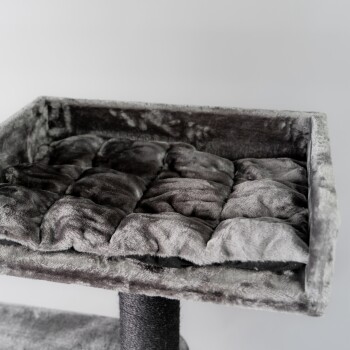 Graue Plüsch-Katzenbaum-Plattform mit einem weichen, gesteppten Kissen, entworfen für den Komfort von Haustieren.