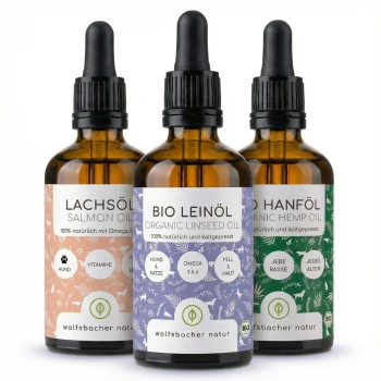 Drei Flaschen Haustieröle: Bio-Leinöl, Lachsöl und Bio-Hanföl, jede mit bunten Etiketten, die Vorteile und Inhaltsstoffe detailliert beschreiben.