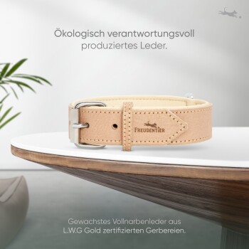 Natürlicher Lederhalsband für Hunde auf einem Holztisch, mit umweltfreundlicher Produktion und Zertifikaten für gewachstes Vollnarbenleder.