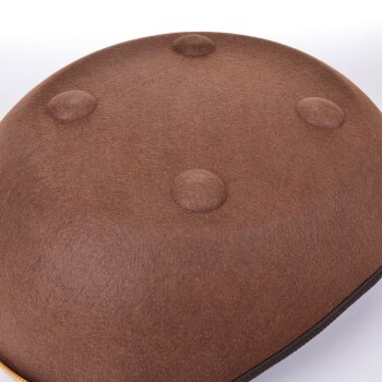 Braunes Haustierbett mit runder Form und fünf erhöhten Punkten oben, entworfen für Komfort und Stil.