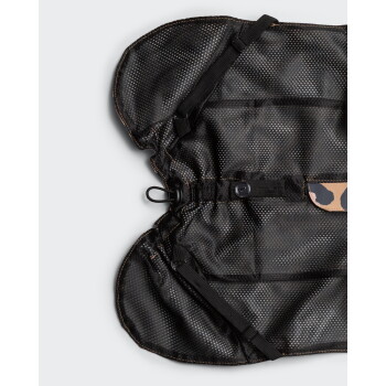 Schwarzes, strukturiertes Innenfutter einer Haustierjacke mit elastischen Bändern, Kordelstopper und kleiner leopardenbedruckter Lasche.