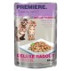 Een zak PREMIERE Deluxe Ragout kittenvoer, met een bord met vochtige kattenvoer en drie speelse kittens op de verpakking.