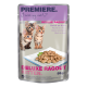 Eine Tüte PREMIERE Deluxe Ragout Katzenfutter, die einen Teller mit feuchtem Katzenfutter und drei verspielte Kätzchen auf der Verpackung zeigt.