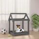 Ein schwarz-weißer Hund ruht auf einem grauen Haustierbett in einem hölzernen Hundehäuschen, mit einem Fußball und einem Tennisball in der Nähe.