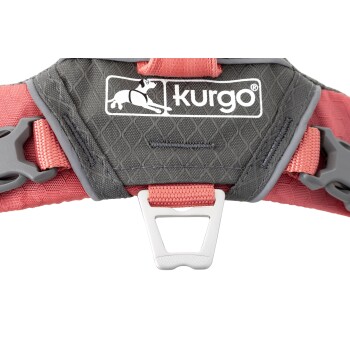 Nahaufnahme eines Kurgo-Hundegeschirrs mit einem grauen und rosa Design, mit einem Metall-D-Ring zur Leinenbefestigung und dem Kurgo-Logo.