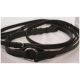 Schwarze Leder-Hundeleine mit einem silbernen Metallring, auf einer weißen Oberfläche aufgerollt.