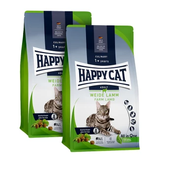 Zwei Beutel Happy Cat Adult Katzenfutter mit Geschmack Lamm vom Bauernhof, glutenfreie Rezeptur und Bild einer getigerten Katze auf der Verpackung.