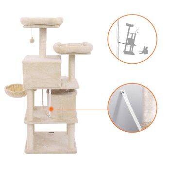 Katzenbaum mit mehreren Ebenen, weichem beigen Stoff, hängendem Spielzeug und einer gemütlichen Hängematte; enthält einen Sicherheitsgurt für Stabilität.
