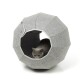 Eine graue Katze, die aus einem modernen, geometrischen Filz-Katzenbett hervorlugt, das mit einer hexagonalen Form und einem weichen Inneren gestaltet ist.