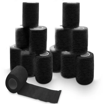 Ein Stapel schwarzer selbstklebender Verbandrollen, wobei eine Rolle entrollt ist und eine strukturierte Oberfläche zeigt.