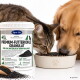 Schwarzer Labrador leckt Kroketten aus einer Schale neben einer Dose mit der Aufschrift „Premium‑Futterkohle Granulat“ (Lyra Pet).