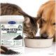 Schwarzer Labrador leckt Kroketten aus einer Schale neben einer Dose mit der Aufschrift „Premium‑Futterkohle Granulat“ (Lyra Pet).