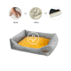 Ein graues Haustierbett mit einem gelben Kissen, das ein Pluszeichen-Grafik und Icons zeigt, die den Komfort mit Handabdrücken veranschaulichen, was auf eine Dicke von 4 cm hinweist.