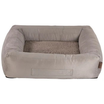 Graues rechteckiges Haustierbett mit plüschigem Innenraum und weichem Stoffaußenbereich, mit einem schlichten Design und einem kleinen Etikett an der Seite.