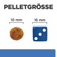 Bild, das zwei Haustierfutterpellets zum Größenvergleich zeigt: ein 10 mm runder Pellet neben einem 16 mm blauen Würfel, beschriftet mit 'PELLETGRÖSSE.'