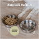 Edelstahl-Haustierschalen auf einem Holzboden; eine mit Trockenfutter, die andere mit Wasser. Text: "Langlebiges Material" und "Rostfreier Edelstahl."