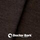 Nahaufnahme von dunkelbraunem Stoff mit einem strukturierten Muster, mit dem Logo "Doctor Bark" und dem Text "MADE IN GERMANY."